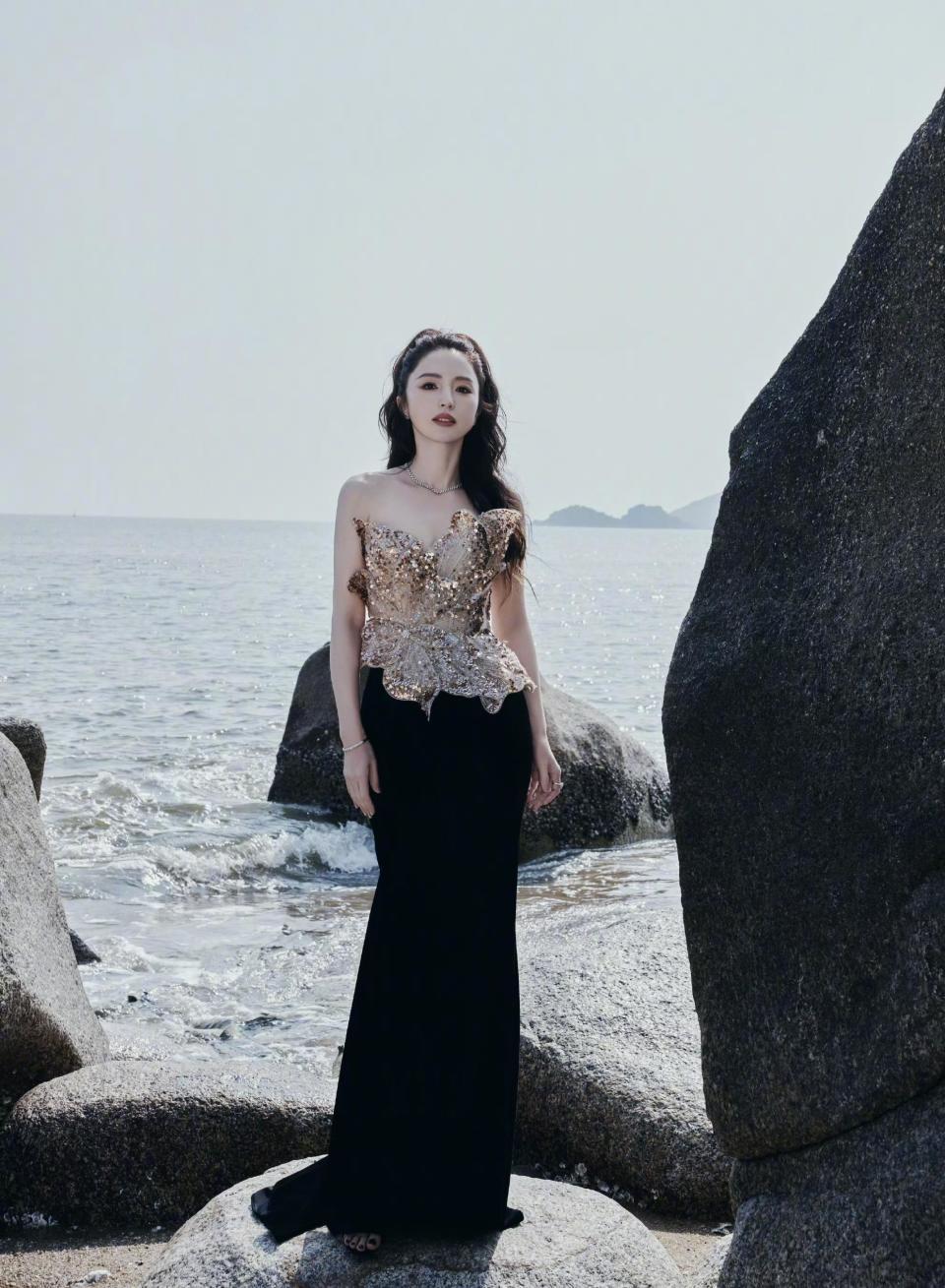 董璇46岁状态绝了！海边穿搭美出新高度，举手投足皆是风情(图7)