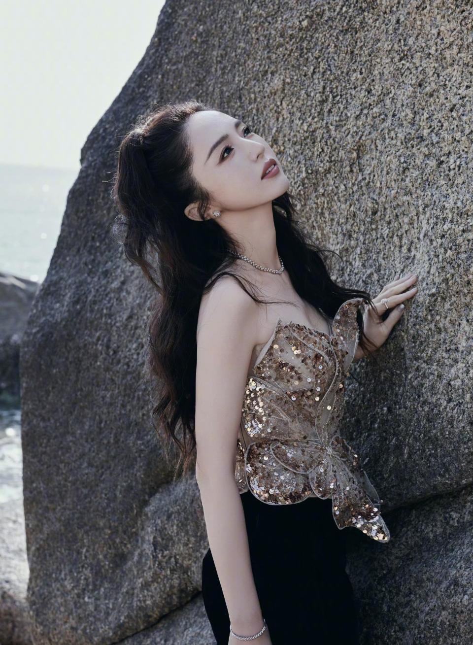 董璇46岁状态绝了！海边穿搭美出新高度，举手投足皆是风情(图6)