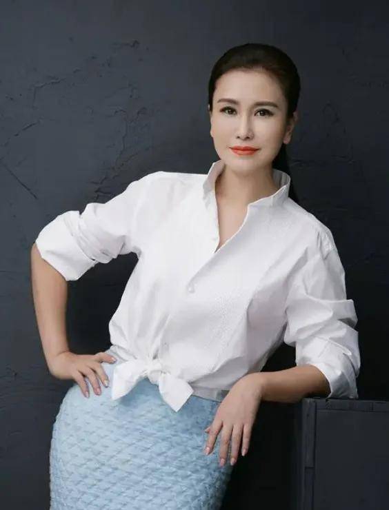 36岁嫁人，46岁守寡，嫁大23岁导演的王茜，已经走上另一条大道(图3)