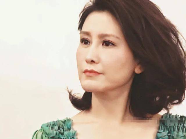 36岁嫁人，46岁守寡，嫁大23岁导演的王茜，已经走上另一条大道(图5)