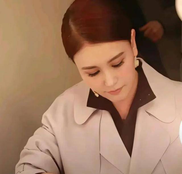 36岁嫁人，46岁守寡，嫁大23岁导演的王茜，已经走上另一条大道(图9)