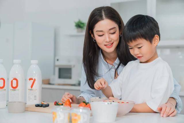 前TVB花旦首次与儿子合体拍广告，自爆跟老公特训爱子背对白(图1)