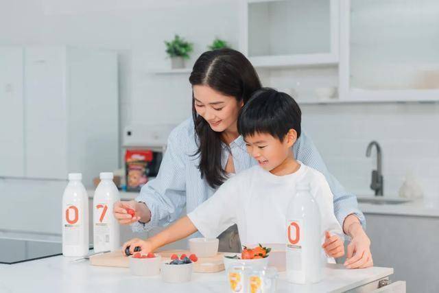 前TVB花旦首次与儿子合体拍广告，自爆跟老公特训爱子背对白(图4)