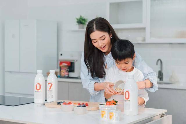 前TVB花旦首次与儿子合体拍广告，自爆跟老公特训爱子背对白(图3)