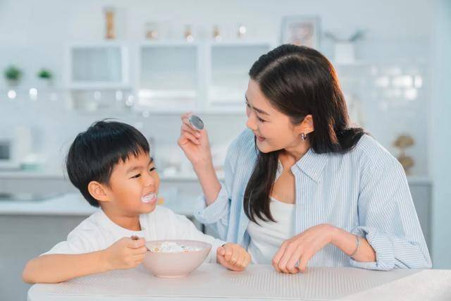 前TVB花旦首次与儿子合体拍广告，自爆跟老公特训爱子背对白(图2)