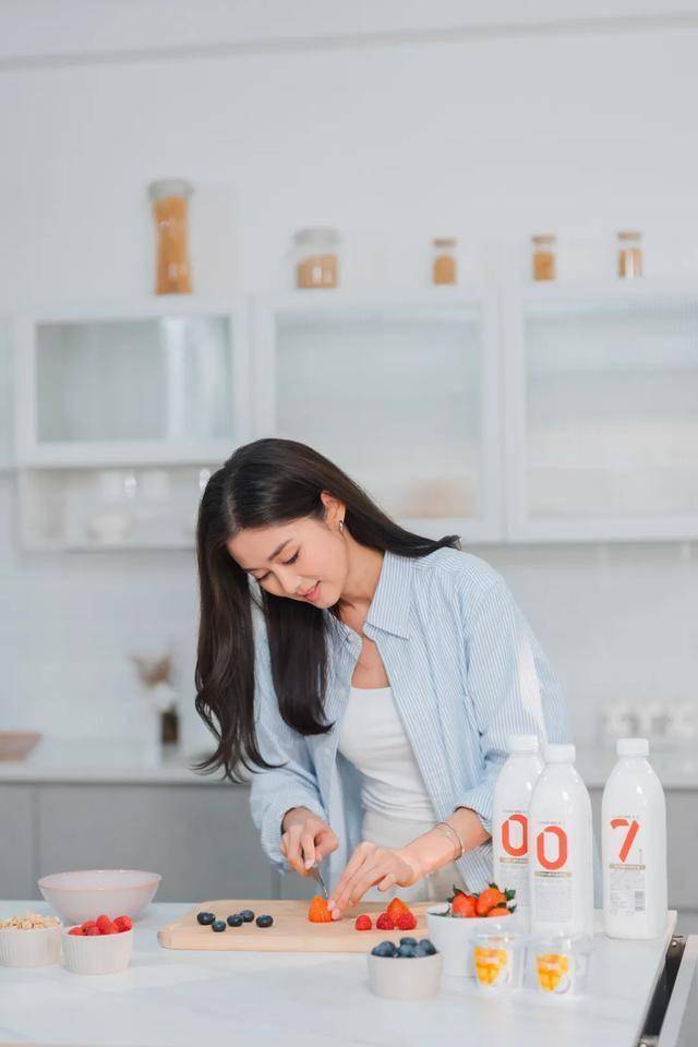 前TVB花旦首次与儿子合体拍广告，自爆跟老公特训爱子背对白(图6)