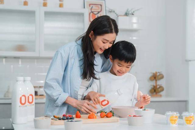 前TVB花旦首次与儿子合体拍广告，自爆跟老公特训爱子背对白(图5)