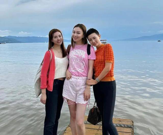 38岁华姐冠军朱璇罕露面，状态仍惊艳，淡出幕前嫁富二代已育两子(图10)