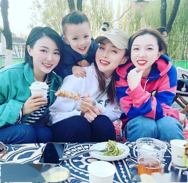 38岁华姐冠军朱璇罕露面，状态仍惊艳，淡出幕前嫁富二代已育两子(图11)