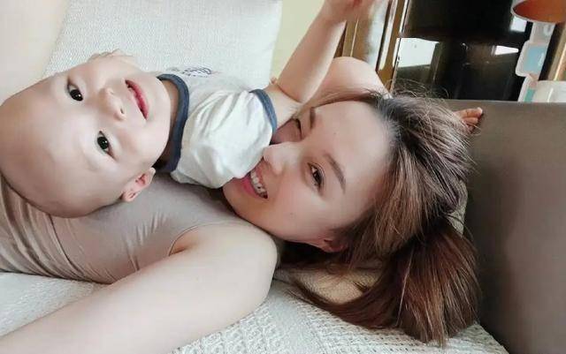 38岁华姐冠军朱璇罕露面，状态仍惊艳，淡出幕前嫁富二代已育两子(图13)