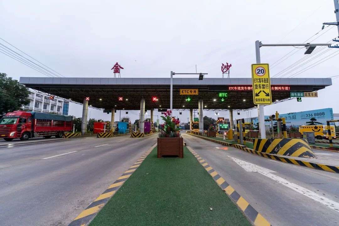 近期多个公路收费站提前停止收费：有的提前十年撤站为民减负(图2)