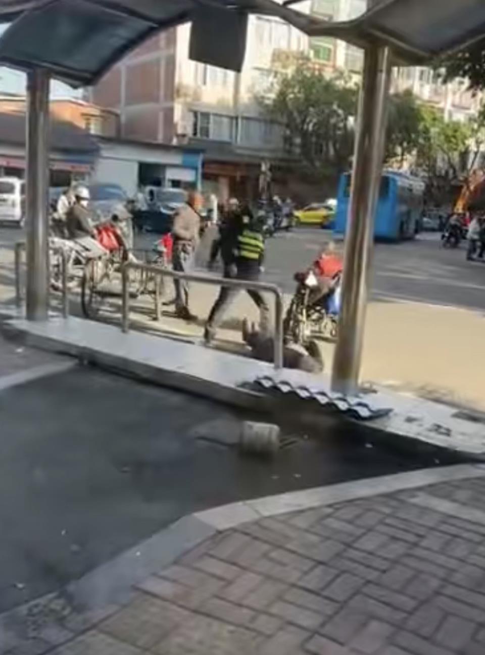 老人疑与城管队员起争执被推倒后离世，警方介入(图1)