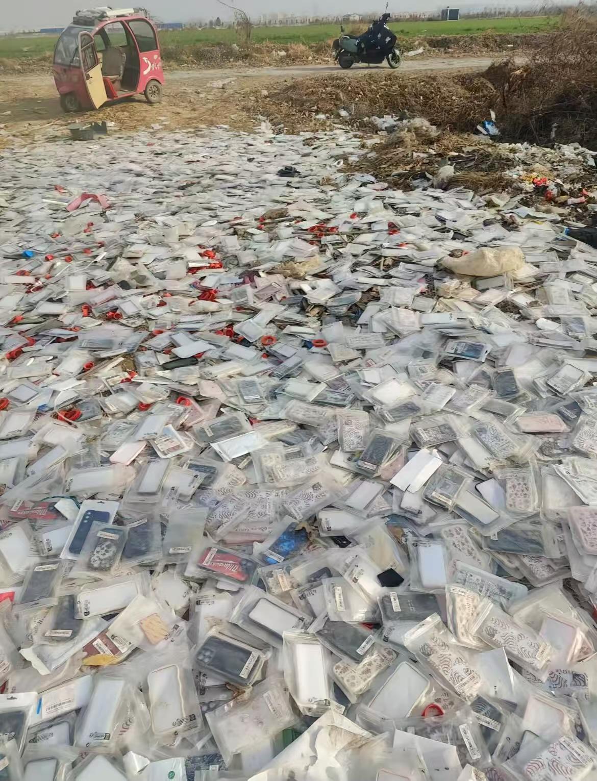 空地现成堆被丢弃全新手机壳，多人驱车前往