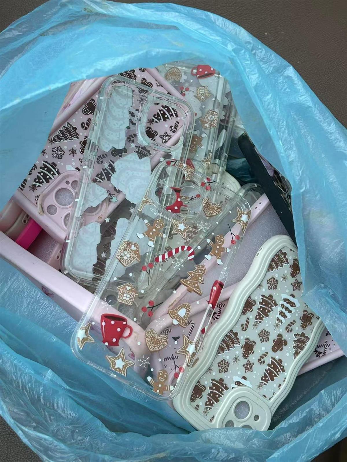 空地现成堆被丢弃全新手机壳，多人驱车前往“捡漏”(图2)