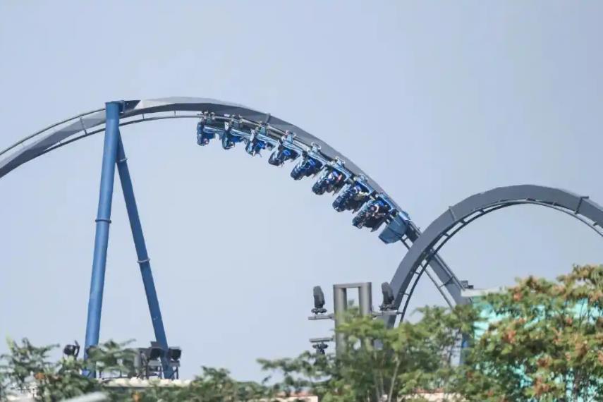 过山车上呕吐物从天而降弄脏羽绒服，男子起诉游乐园索赔2.8万余元，法院判赔清洗费1000元，退还VIP门票费(图1)