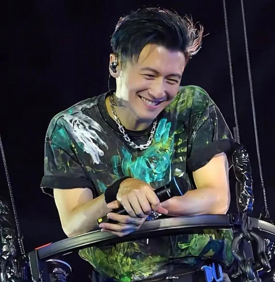 缺席儿子成人礼、高调示爱王菲，对比后发现：张柏芝才是人间清醒(图4)