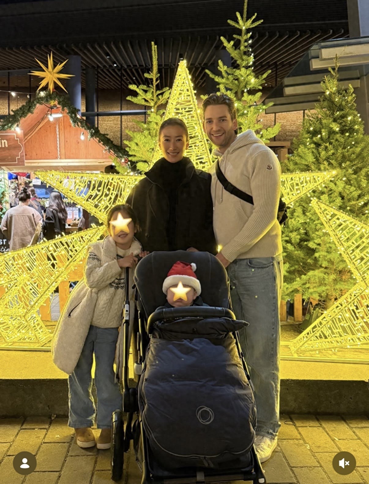 谢婷婷一家圣诞外出，半岁儿子戴圣诞帽亮相