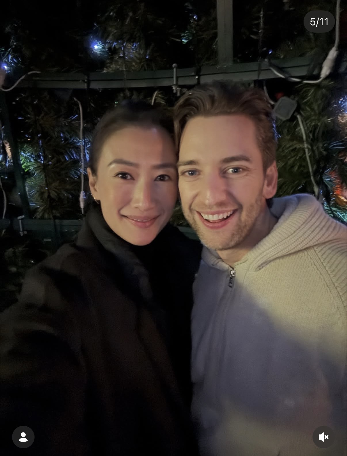 谢婷婷一家圣诞外出，半岁儿子戴圣诞帽亮相，小7岁男友抱娃喂奶(图4)