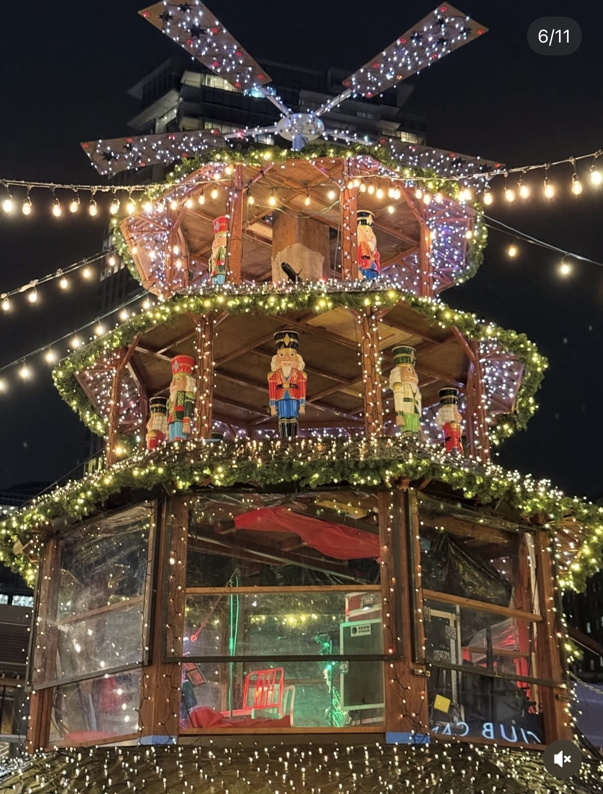 谢婷婷一家圣诞外出，半岁儿子戴圣诞帽亮相，小7岁男友抱娃喂奶(图2)