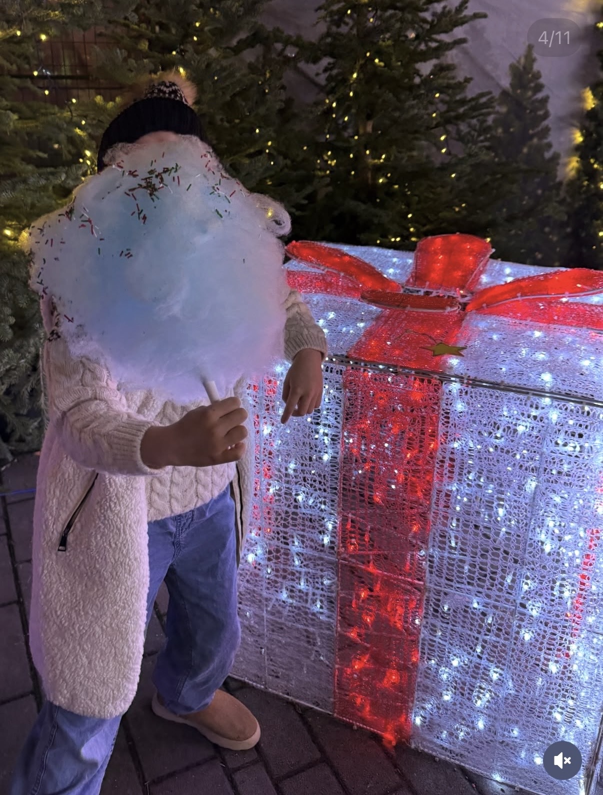 谢婷婷一家圣诞外出，半岁儿子戴圣诞帽亮相，小7岁男友抱娃喂奶(图3)