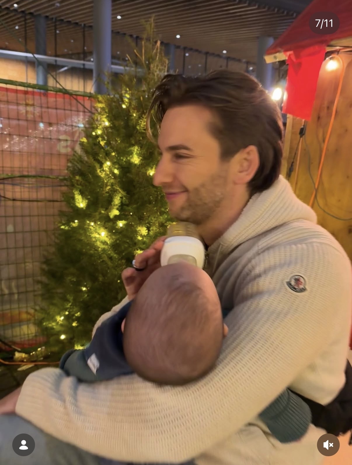 谢婷婷一家圣诞外出，半岁儿子戴圣诞帽亮相，小7岁男友抱娃喂奶(图5)