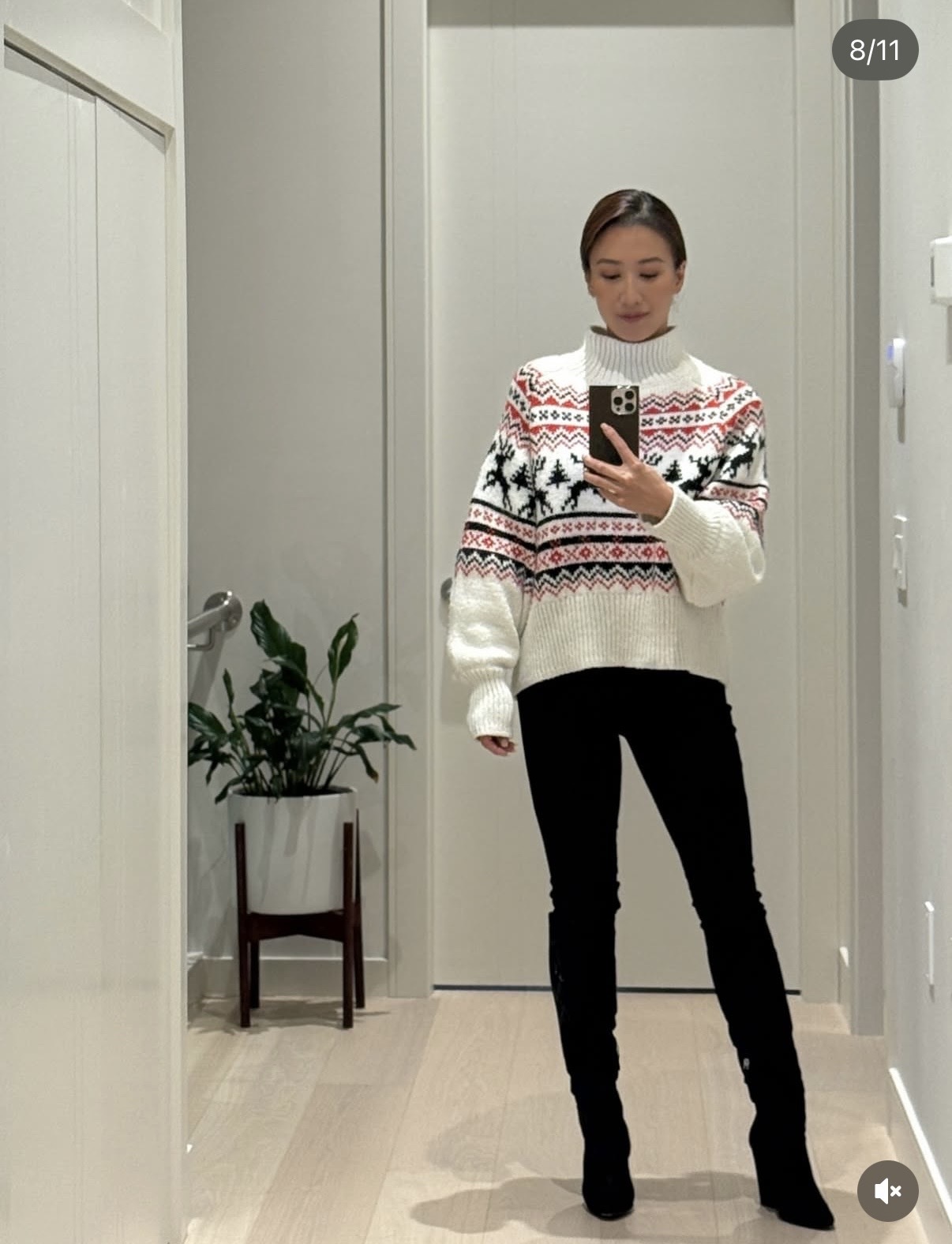 谢婷婷一家圣诞外出，半岁儿子戴圣诞帽亮相，小7岁男友抱娃喂奶(图7)