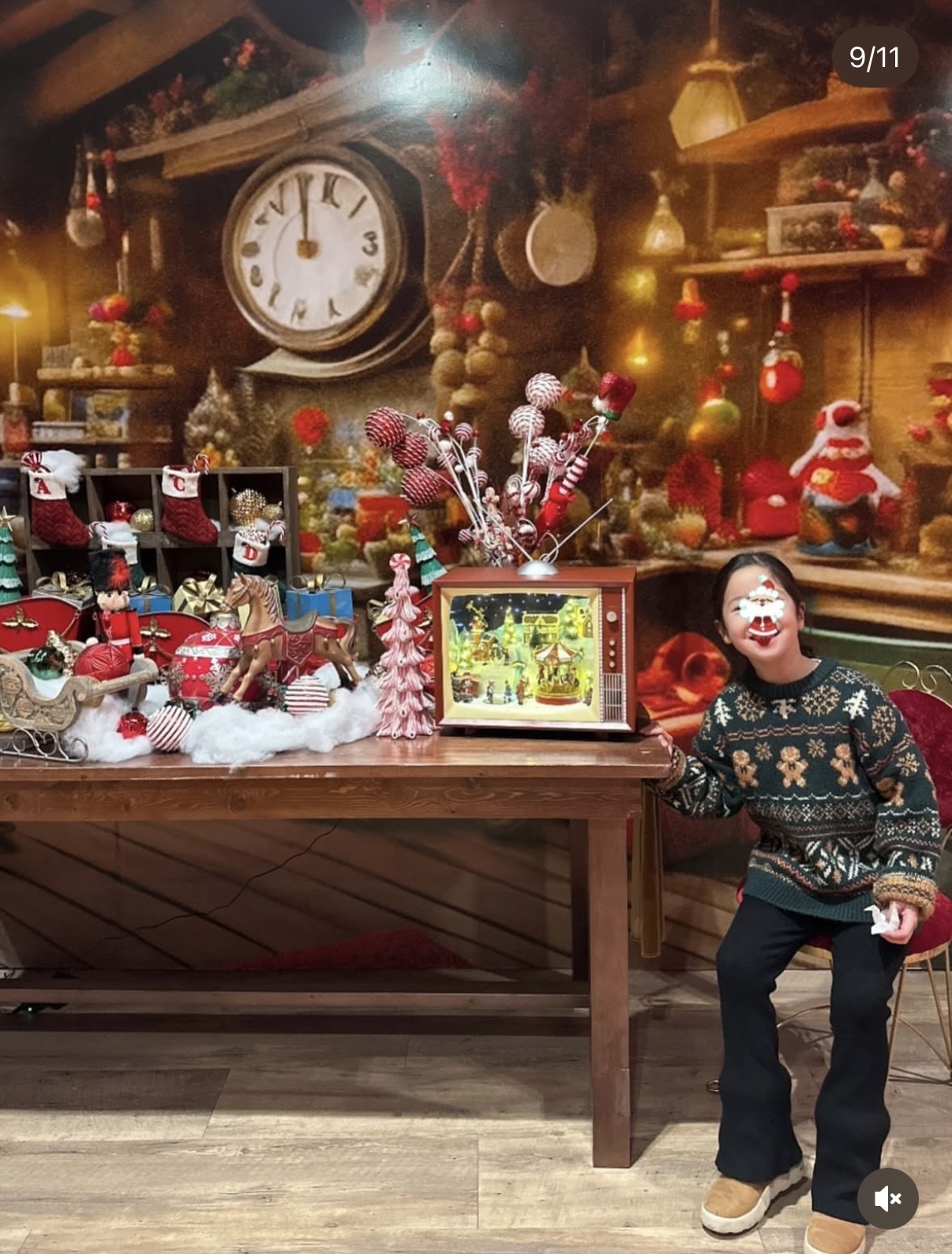 谢婷婷一家圣诞外出，半岁儿子戴圣诞帽亮相，小7岁男友抱娃喂奶(图9)