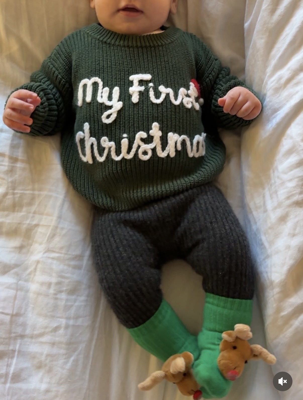 谢婷婷一家圣诞外出，半岁儿子戴圣诞帽亮相，小7岁男友抱娃喂奶(图8)