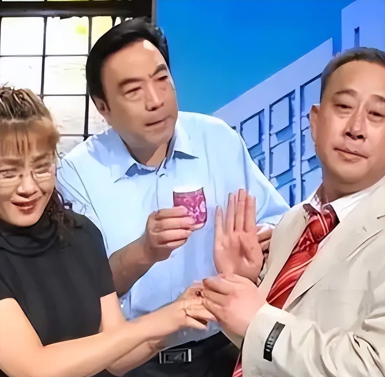 前妻嫁给了同事，他转头娶小30岁娇妻，如今72岁的龚仁龙过得怎样(图3)