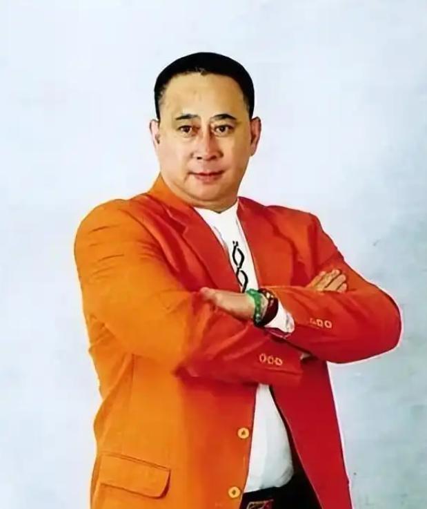 前妻嫁给了同事，他转头娶小30岁娇妻，如今72岁的龚仁龙过得怎样(图4)