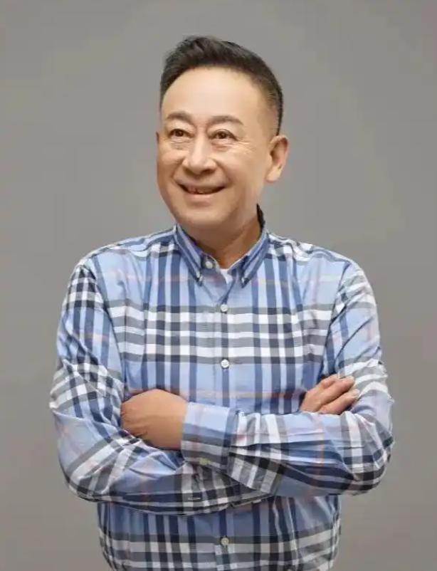 前妻嫁给了同事，他转头娶小30岁娇妻，如今72岁的龚仁龙过得怎样(图5)