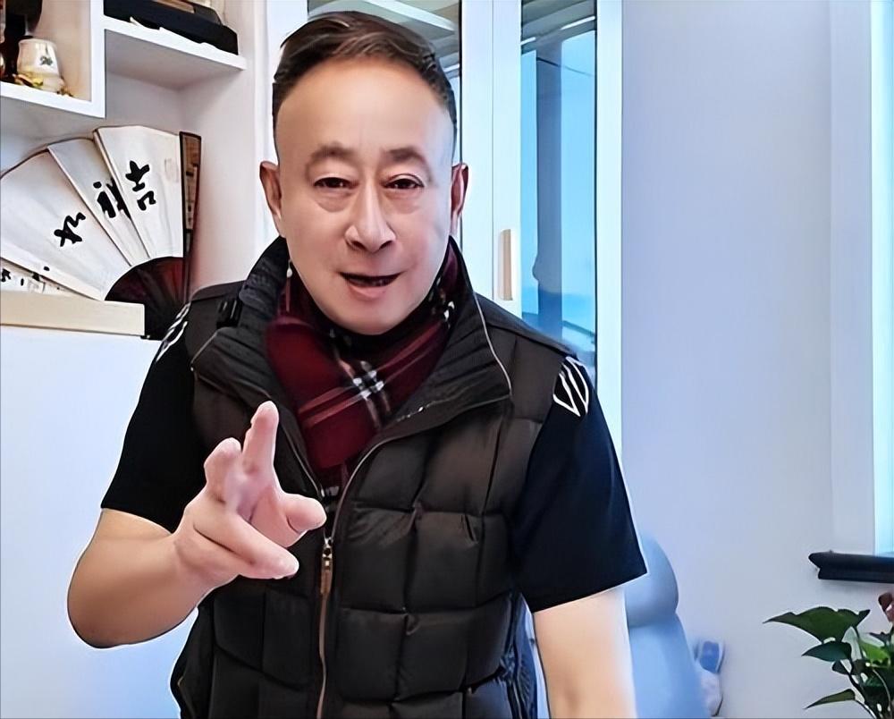 前妻嫁给了同事，他转头娶小30岁娇妻，如今72岁的龚仁龙过得怎样(图21)