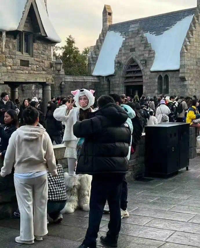 何猷君奚梦瑶夫妇韩国游被偶遇，合照很亲民