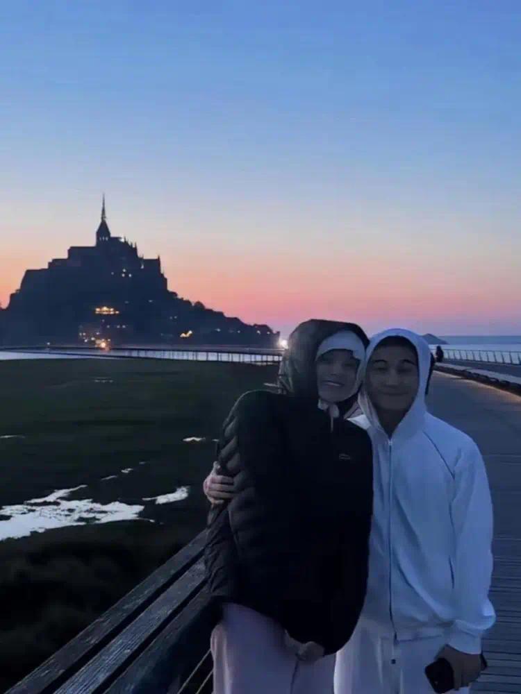 何猷君奚梦瑶夫妇韩国游被偶遇，合照很亲民，没有架子(图2)