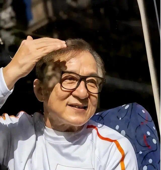 官媒对成龙的称呼变了！三字之差释放强烈信号，王晶真没说错(图1)