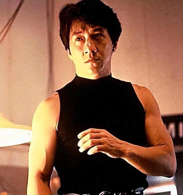 官媒对成龙的称呼变了！三字之差释放强烈信号，王晶真没说错(图2)