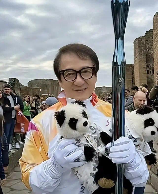 官媒对成龙的称呼变了！三字之差释放强烈信号，王晶真没说错(图7)