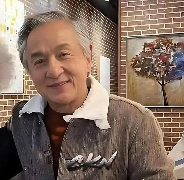 官媒对成龙的称呼变了！三字之差释放强烈信号，王晶真没说错(图9)