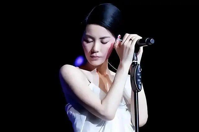 官方发文，高调官宣56岁王菲喜讯，让谢霆锋和整个娱乐圈沉默了(图8)