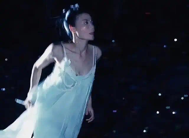 官方发文，高调官宣56岁王菲喜讯，让谢霆锋和整个娱乐圈沉默了(图1)