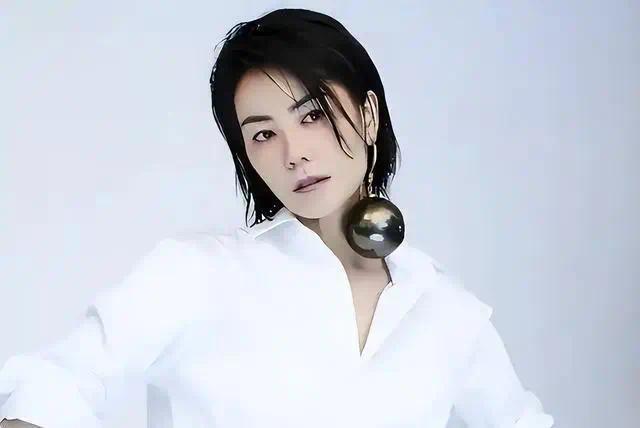 官方发文，高调官宣56岁王菲喜讯，让谢霆锋和整个娱乐圈沉默了(图9)