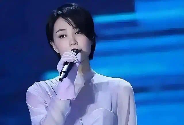 官方发文，高调官宣56岁王菲喜讯，让谢霆锋和整个娱乐圈沉默了(图17)