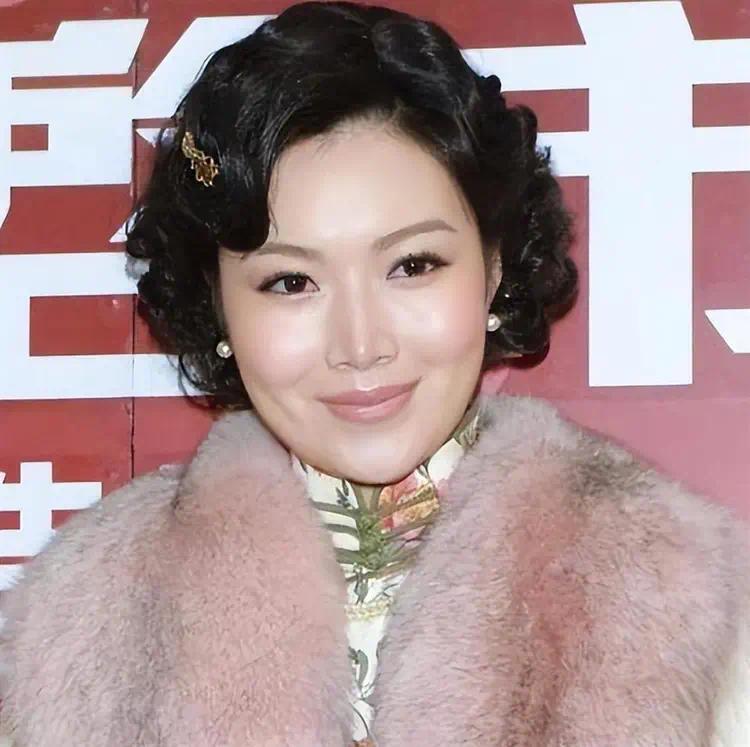 离开黄有龙后她转身嫁给富豪，四年连生三娃