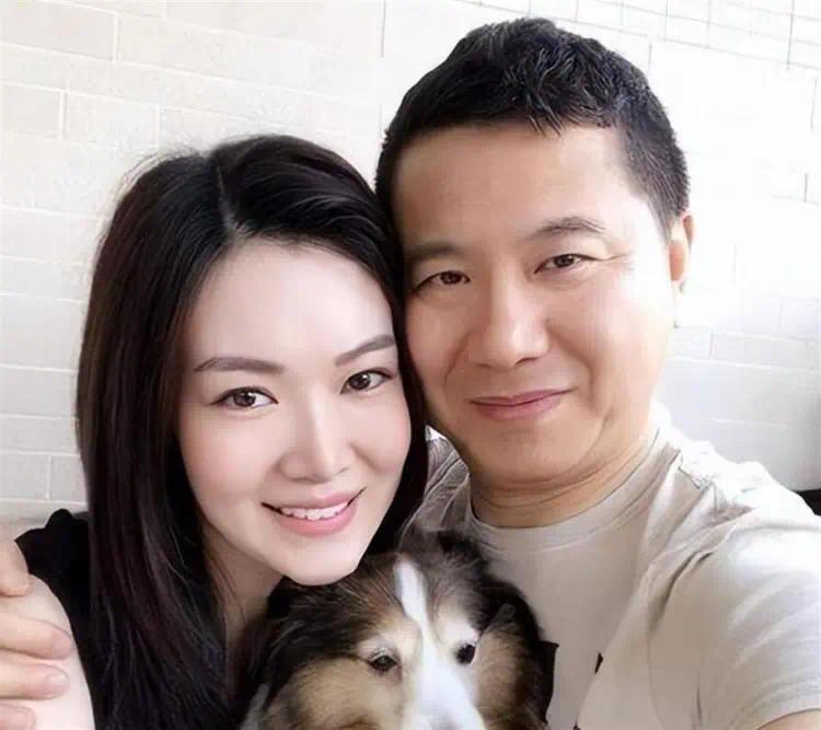 离开黄有龙后她转身嫁给富豪，四年连生三娃，如今为何抑郁了？(图2)