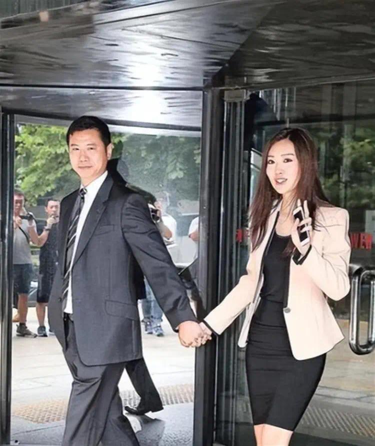 离开黄有龙后她转身嫁给富豪，四年连生三娃，如今为何抑郁了？(图4)