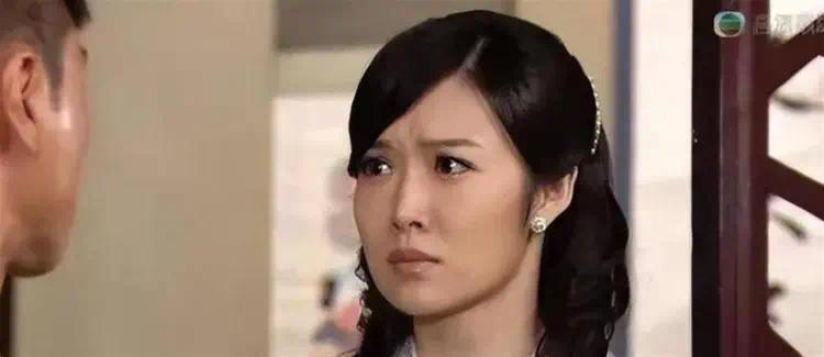 离开黄有龙后她转身嫁给富豪，四年连生三娃，如今为何抑郁了？(图7)