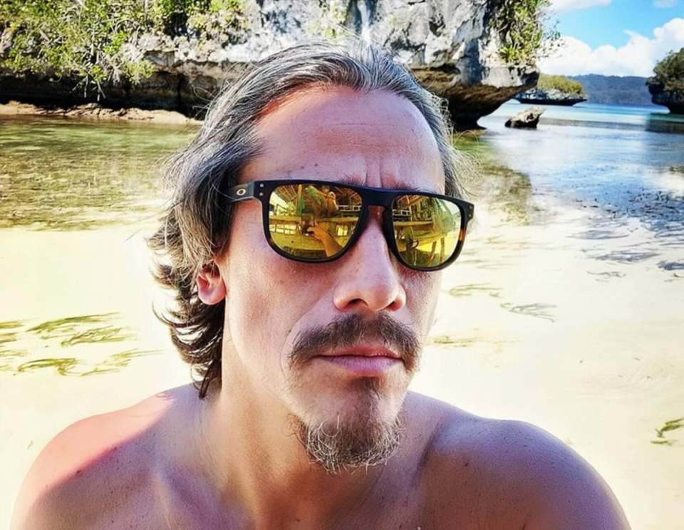 香港知名男星满头白发，遭前女友嫌弃没车没房，未结成婚至今单身(图4)