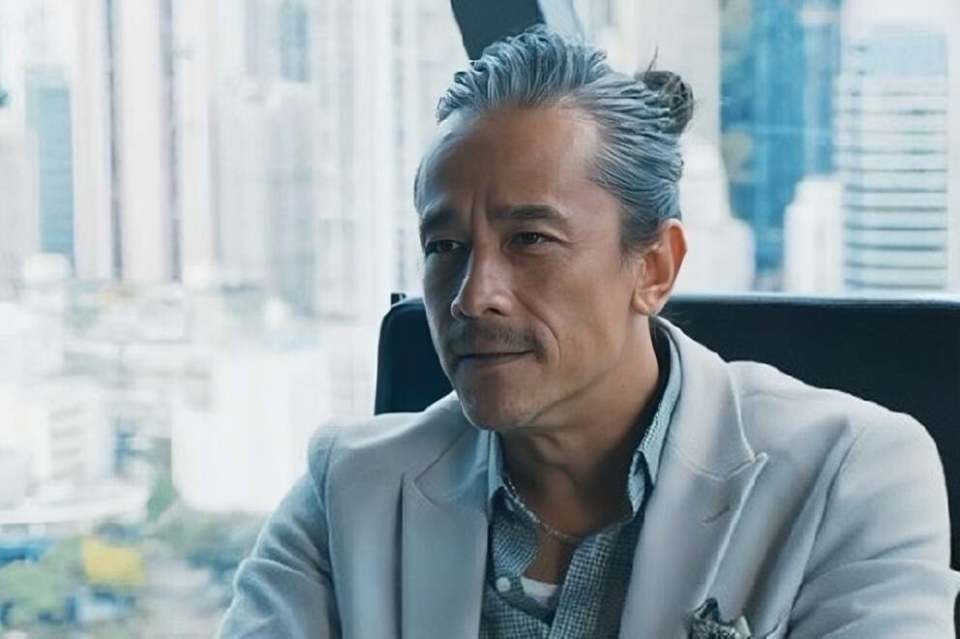 香港知名男星满头白发，遭前女友嫌弃没车没房，未结成婚至今单身(图3)