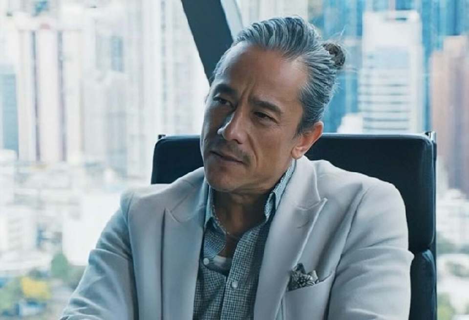 香港知名男星满头白发，遭前女友嫌弃没车没房，未结成婚至今单身(图2)