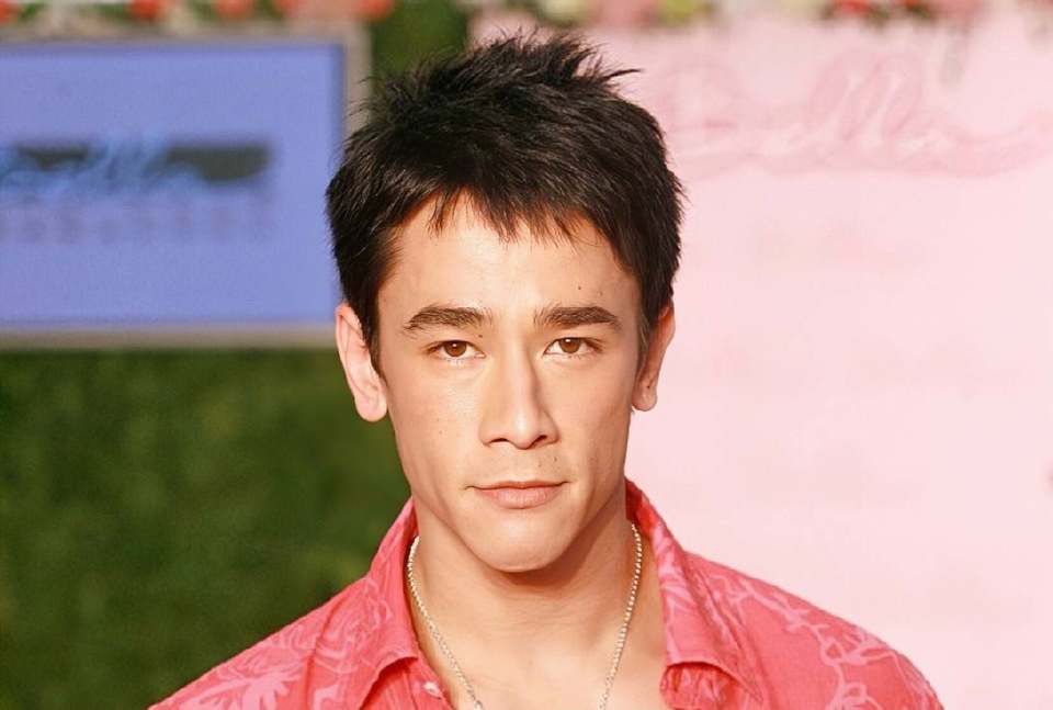 香港知名男星满头白发，遭前女友嫌弃没车没房，未结成婚至今单身(图1)